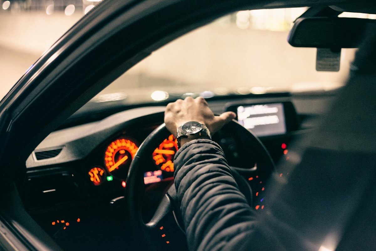Automobilista alla guida con il cruscotto acceso