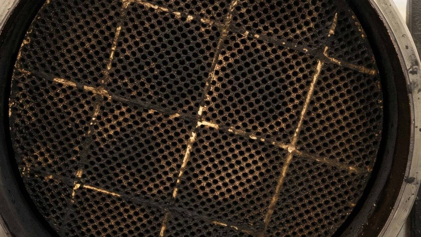Filtro antiparticolato prima della rigenerazione: completamente ostruito da particolato e fuliggine